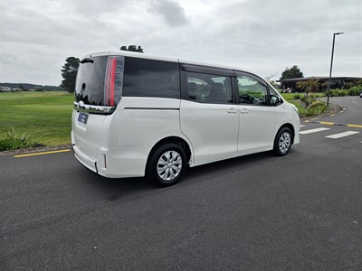 2017 Toyota Noah - Thumbnail